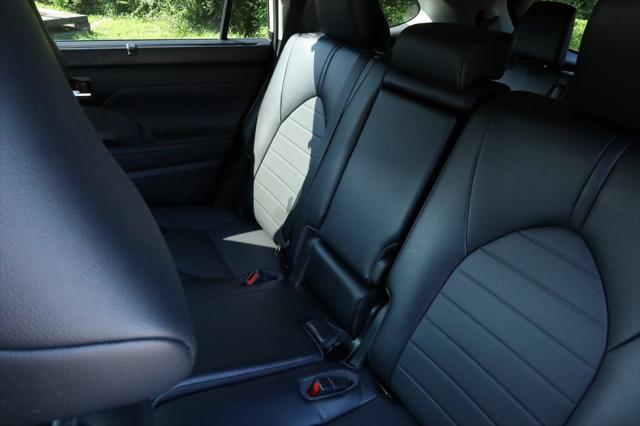 used 2022 Toyota Highlander car, priced at $35,396