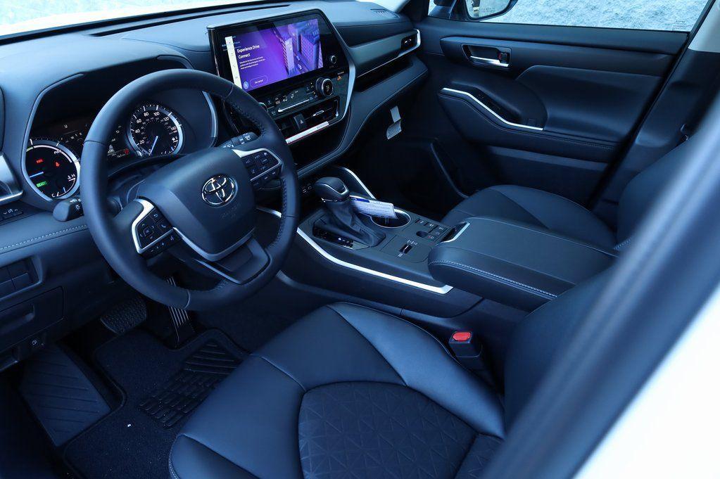 new 2025 Toyota Highlander Hybrid car, priced at $51,885