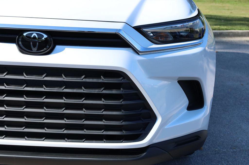 new 2026 Toyota Highlander car, priced at $45,005