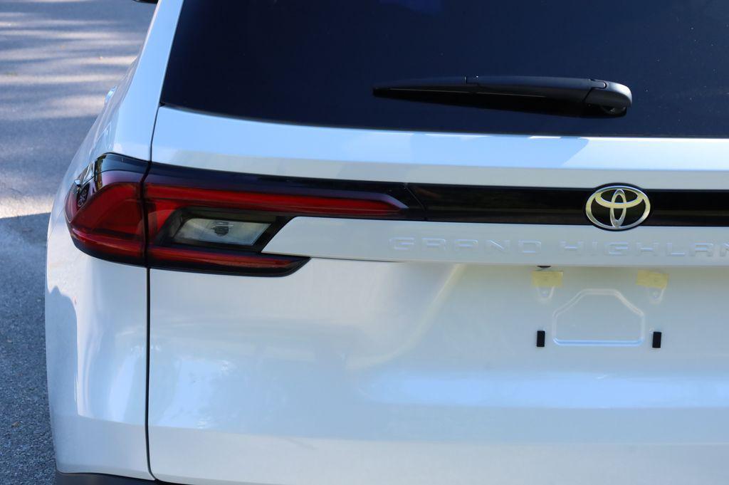 new 2026 Toyota Highlander car, priced at $45,005