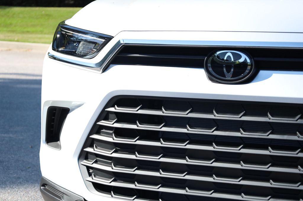 new 2026 Toyota Highlander car, priced at $45,005