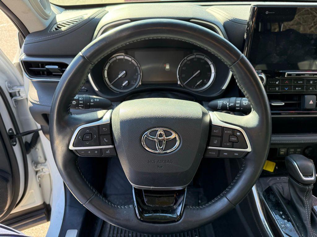 used 2022 Toyota Highlander car, priced at $39,429