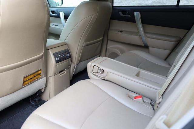 used 2013 Toyota Highlander car, priced at $17,664