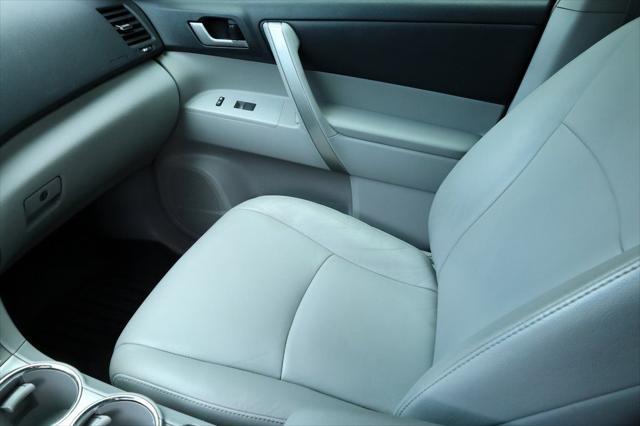 used 2013 Toyota Highlander car, priced at $14,267