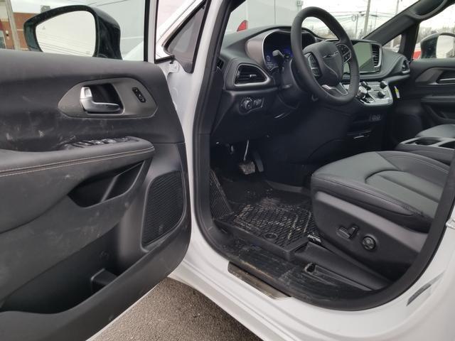 new 2025 Chrysler Pacifica car, priced at $45,622