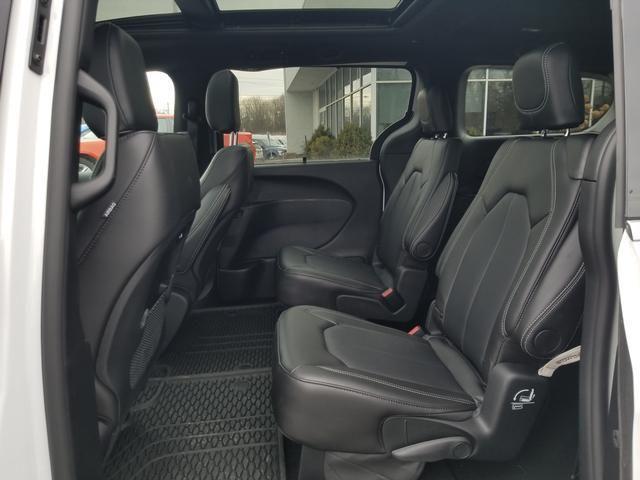 new 2025 Chrysler Pacifica car, priced at $45,622