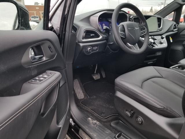 new 2025 Chrysler Pacifica car, priced at $45,315