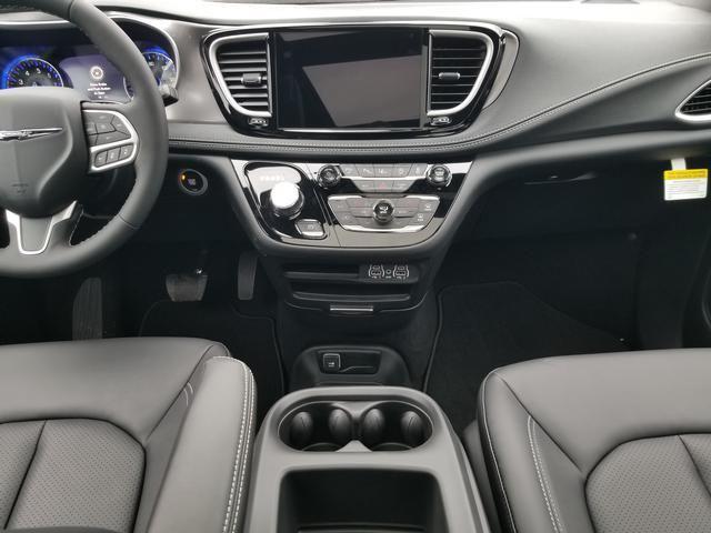 new 2025 Chrysler Pacifica car, priced at $45,622