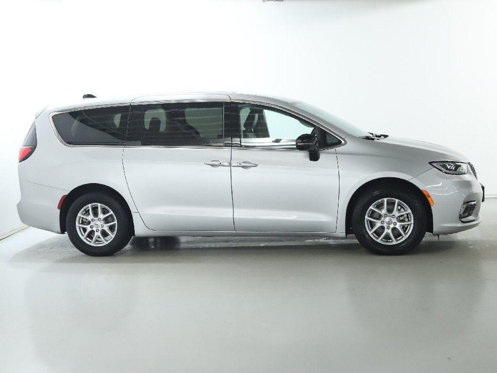 used 2024 Chrysler Pacifica car, priced at $28,294