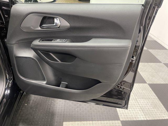 new 2025 Chrysler Pacifica car, priced at $39,752