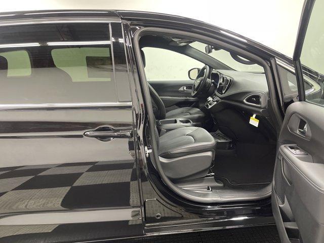 new 2025 Chrysler Pacifica car, priced at $41,032