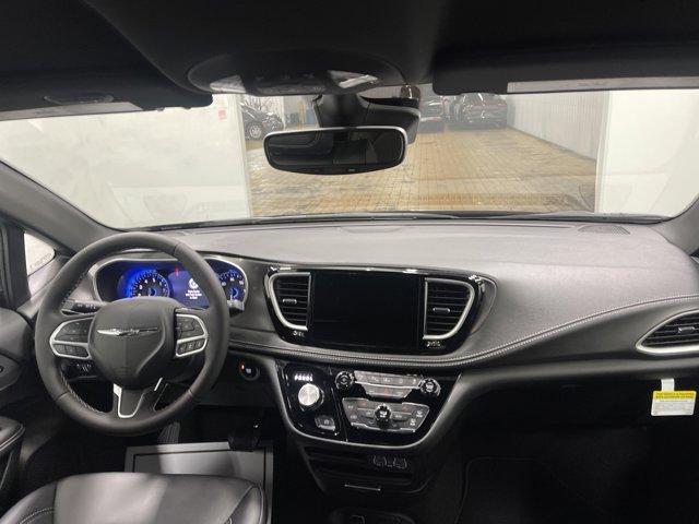new 2025 Chrysler Pacifica car, priced at $41,032