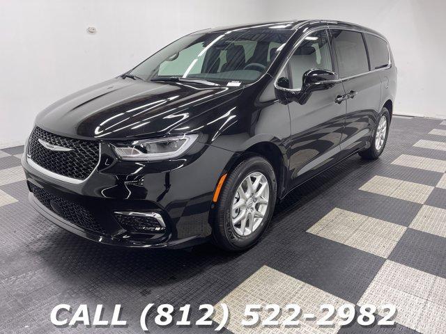 new 2025 Chrysler Pacifica car, priced at $41,032
