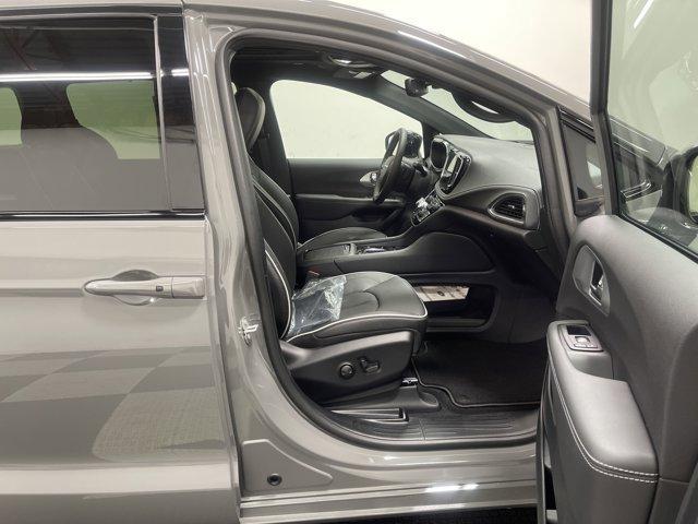 new 2025 Chrysler Pacifica car, priced at $46,626
