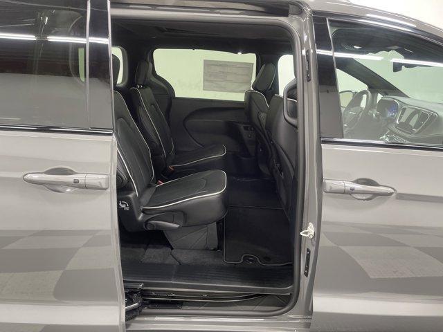 new 2025 Chrysler Pacifica car, priced at $46,626