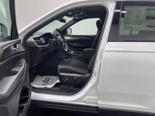 new 2025 Jeep Grand Cherokee car, priced at $39,177