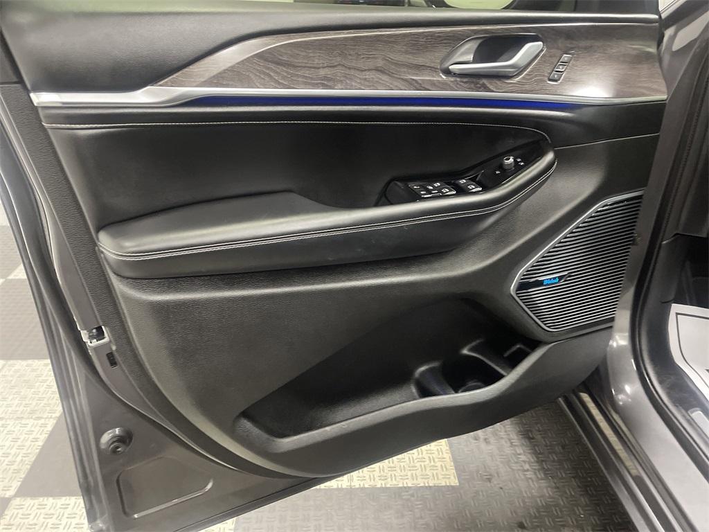 used 2022 Jeep Grand Cherokee car, priced at $40,384