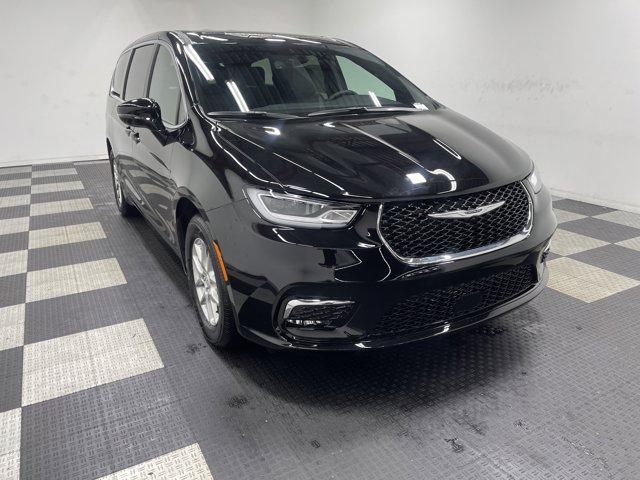 new 2025 Chrysler Pacifica car, priced at $39,552