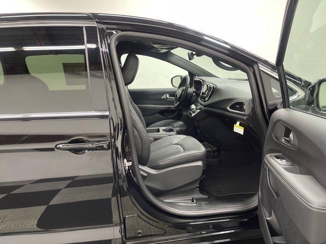 new 2025 Chrysler Pacifica car, priced at $39,552