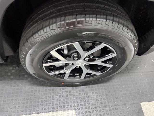 new 2025 Jeep Grand Cherokee car, priced at $41,753