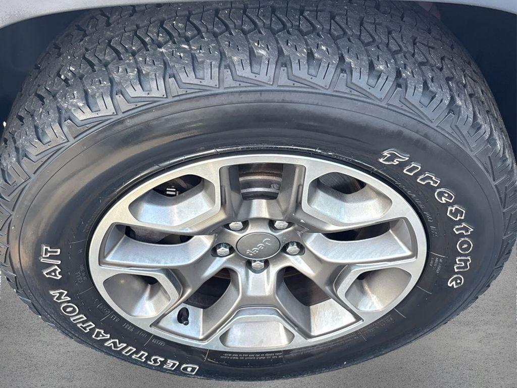 used 2020 Jeep Cherokee car, priced at $21,377