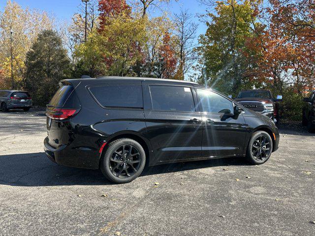 new 2025 Chrysler Pacifica car, priced at $55,870