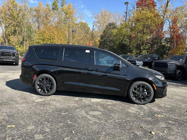 new 2025 Chrysler Pacifica car, priced at $55,870