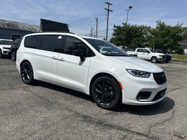 new 2024 Chrysler Pacifica car, priced at $55,365