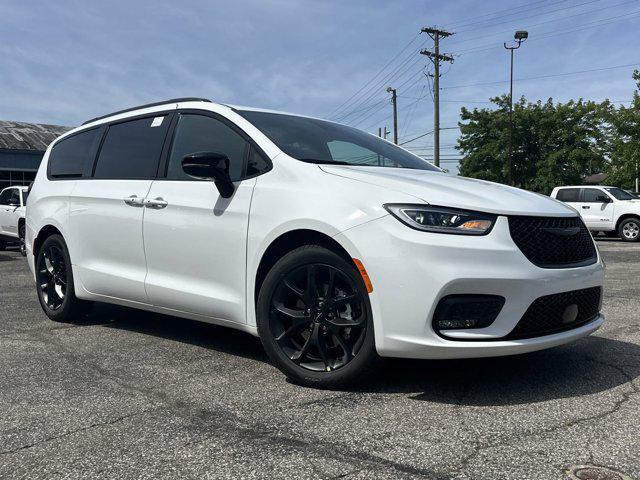 new 2024 Chrysler Pacifica car, priced at $55,365