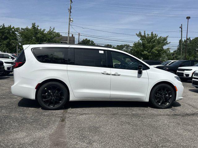 new 2024 Chrysler Pacifica car, priced at $55,365