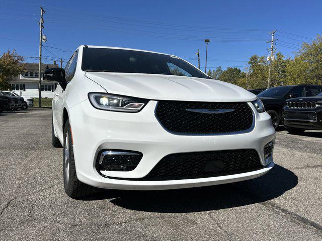 new 2025 Chrysler Pacifica car, priced at $54,560