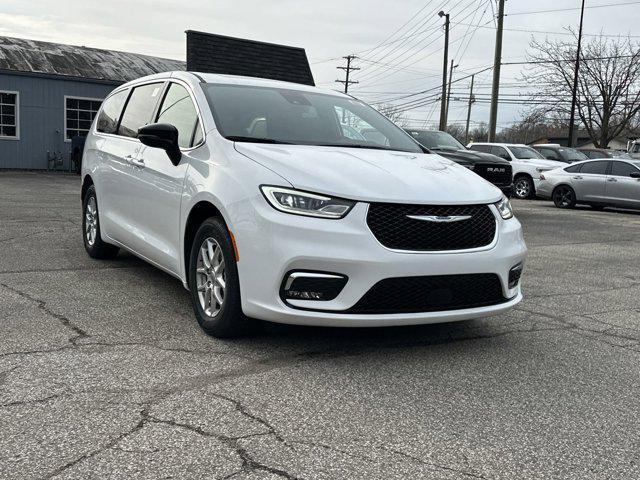 new 2025 Chrysler Pacifica car, priced at $45,685