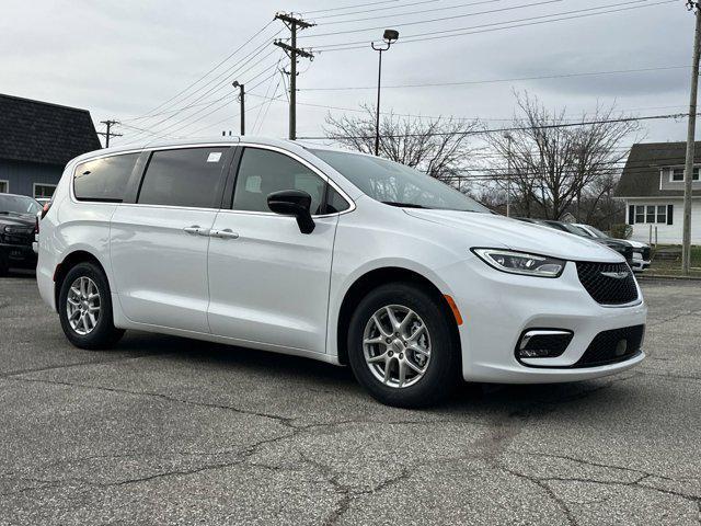 new 2025 Chrysler Pacifica car, priced at $45,685