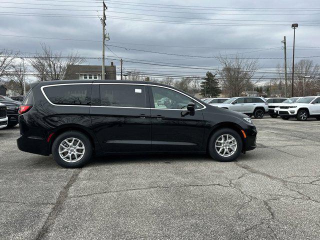 new 2025 Chrysler Pacifica car, priced at $45,685