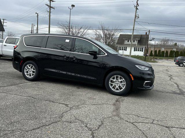 new 2025 Chrysler Pacifica car, priced at $45,685