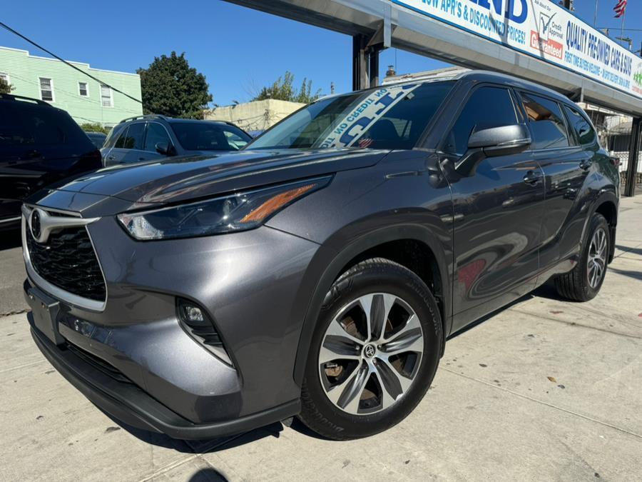 used 2022 Toyota Highlander car, priced at $35,999