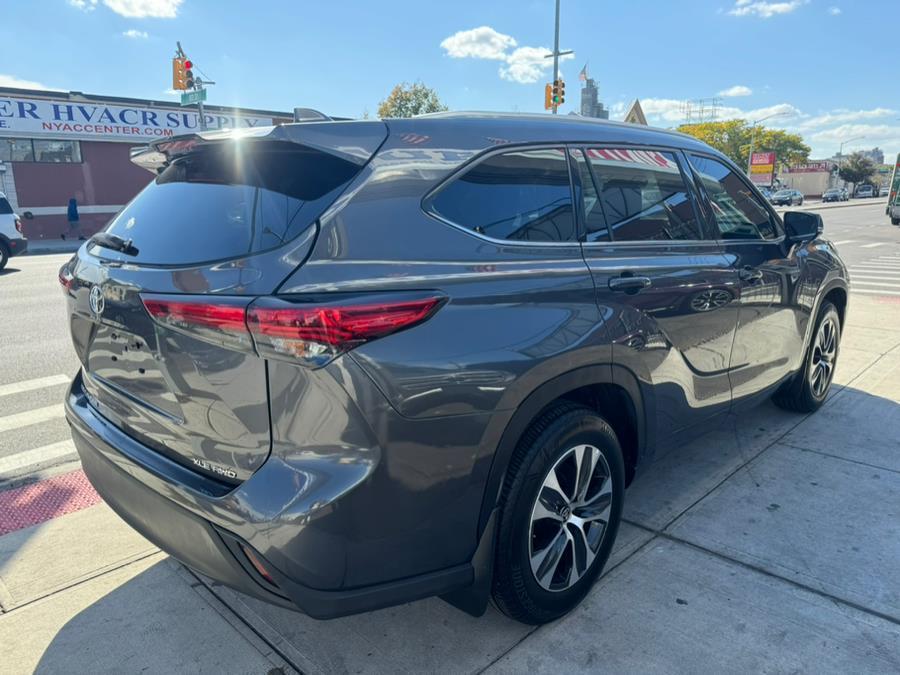 used 2022 Toyota Highlander car, priced at $35,999