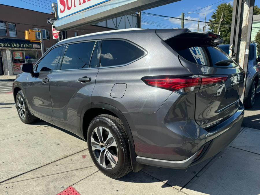 used 2022 Toyota Highlander car, priced at $35,999