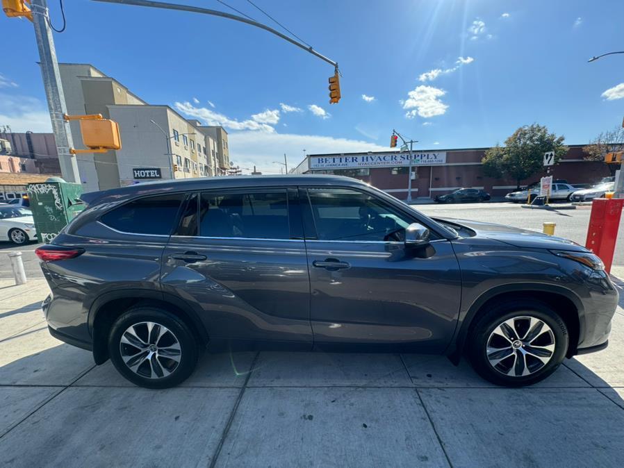 used 2022 Toyota Highlander car, priced at $35,999