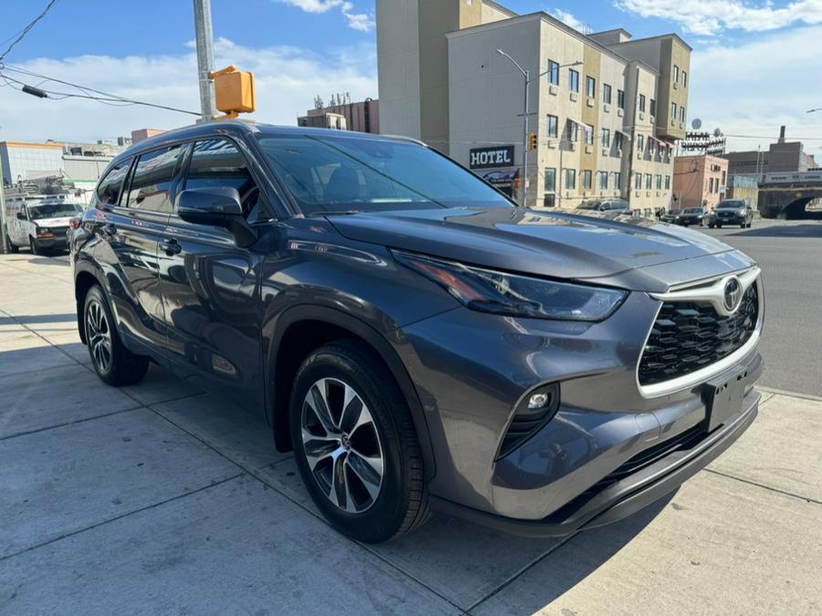 used 2022 Toyota Highlander car, priced at $35,999