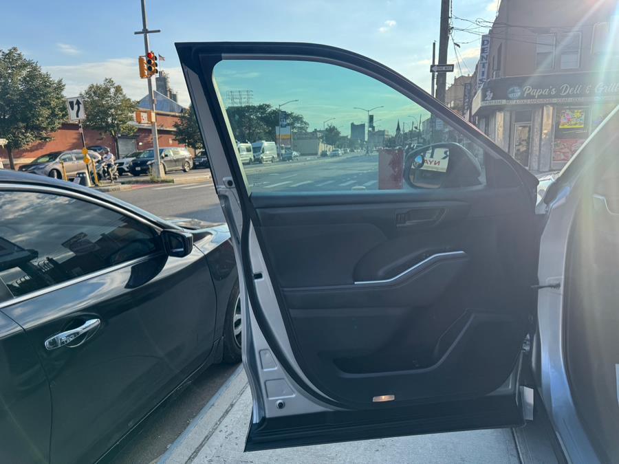 used 2022 Toyota Highlander car, priced at $26,999