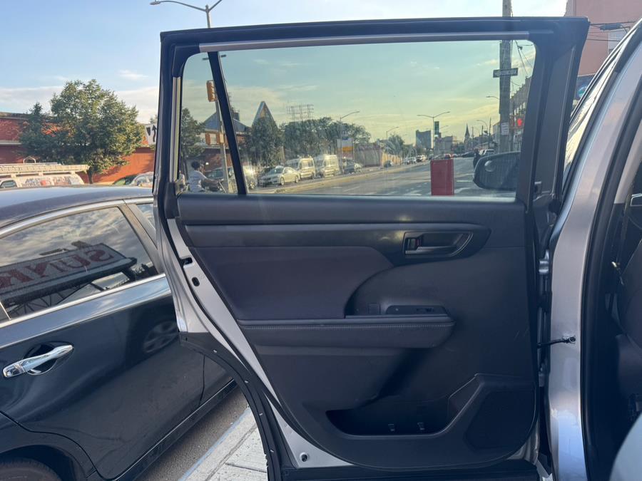 used 2022 Toyota Highlander car, priced at $26,999