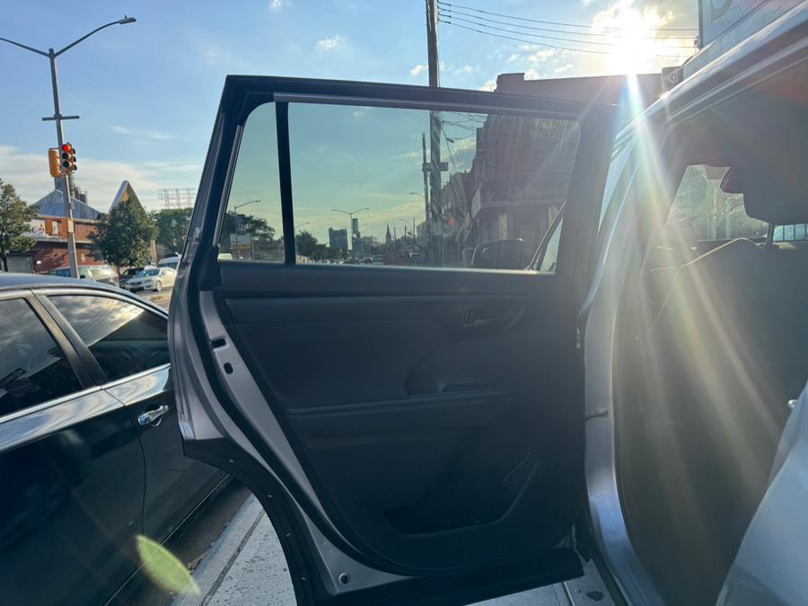 used 2022 Toyota Highlander car, priced at $26,999