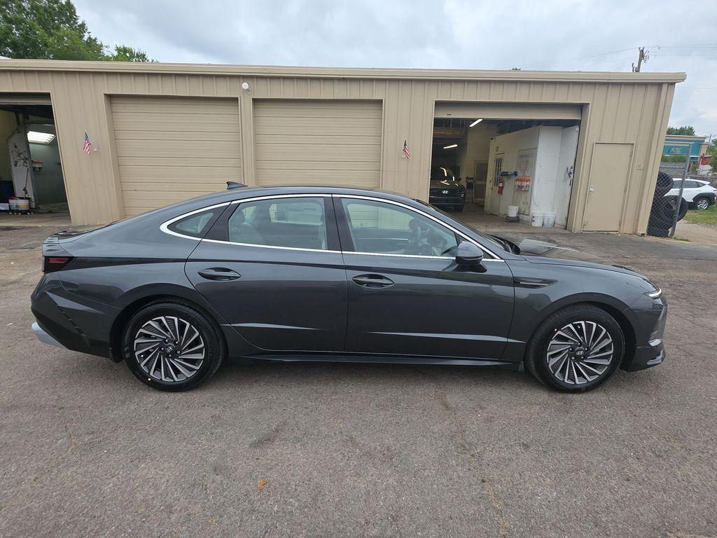 new 2025 Hyundai Sonata Hybrid car, priced at $33,080