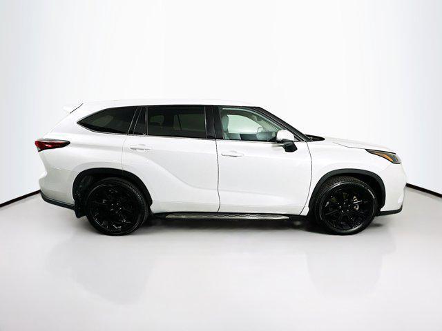 used 2022 Toyota Highlander car, priced at $28,109