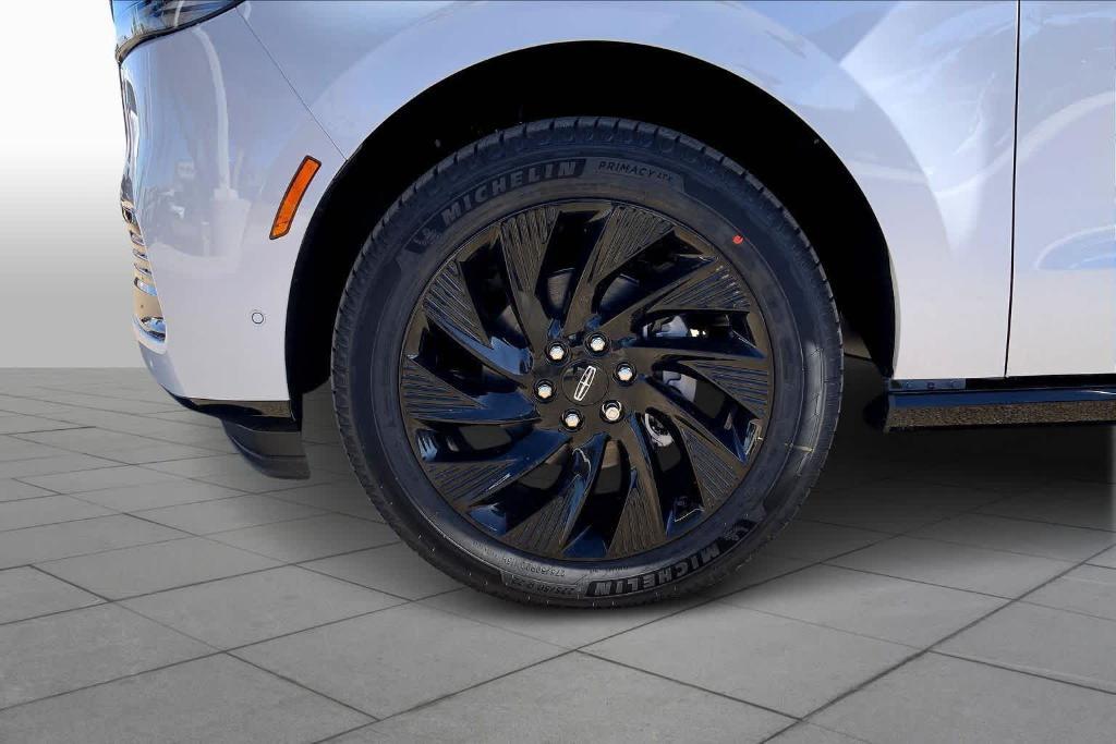 new 2025 Lincoln Navigator car, priced at $104,025