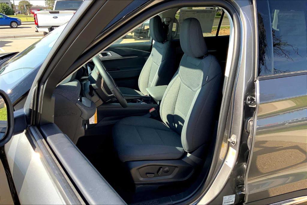 new 2025 Ford Explorer car, priced at $40,645