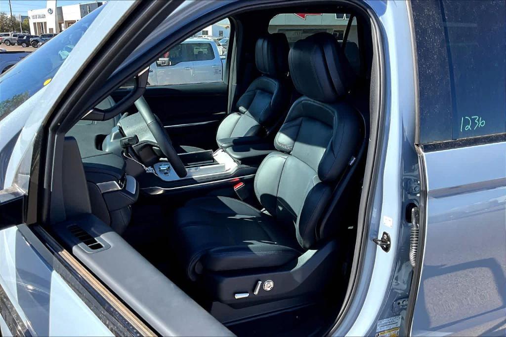 new 2025 Lincoln Navigator car, priced at $104,025