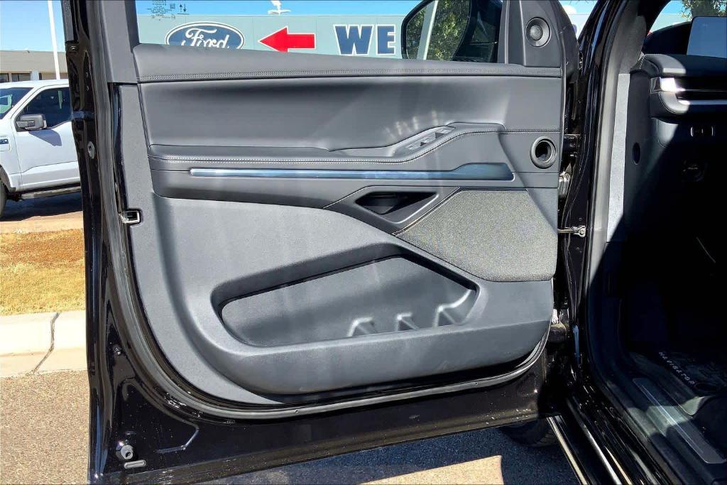 new 2025 Lincoln Navigator car, priced at $104,085