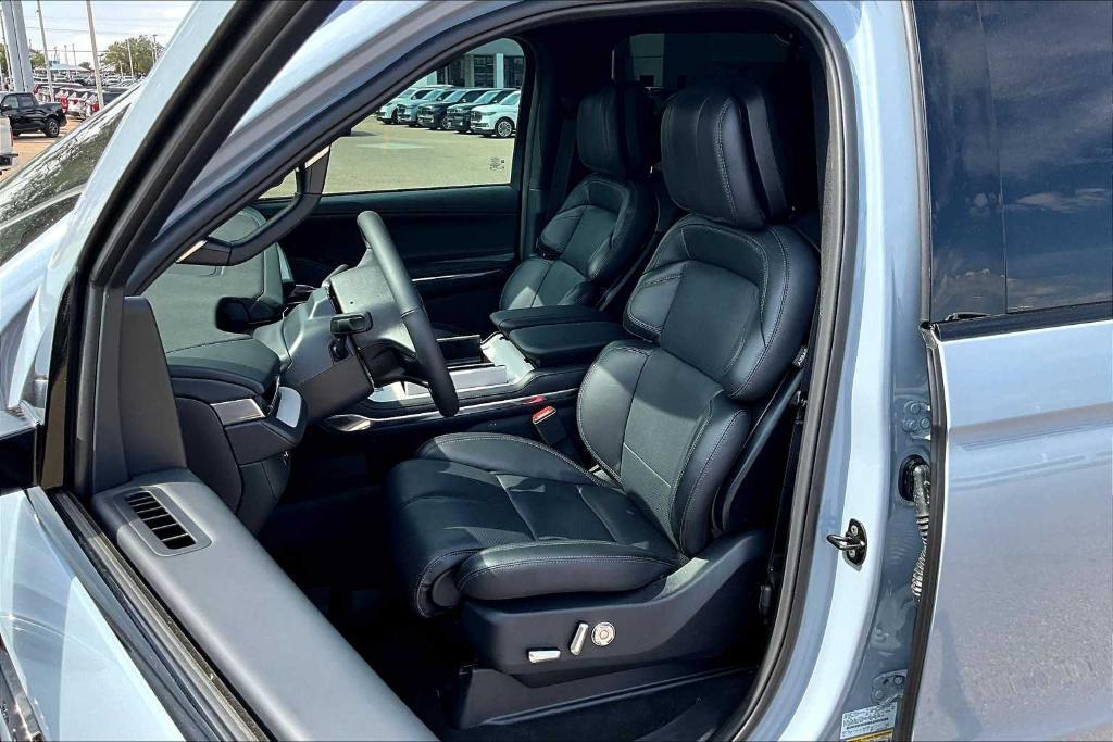 new 2025 Lincoln Navigator car, priced at $105,375
